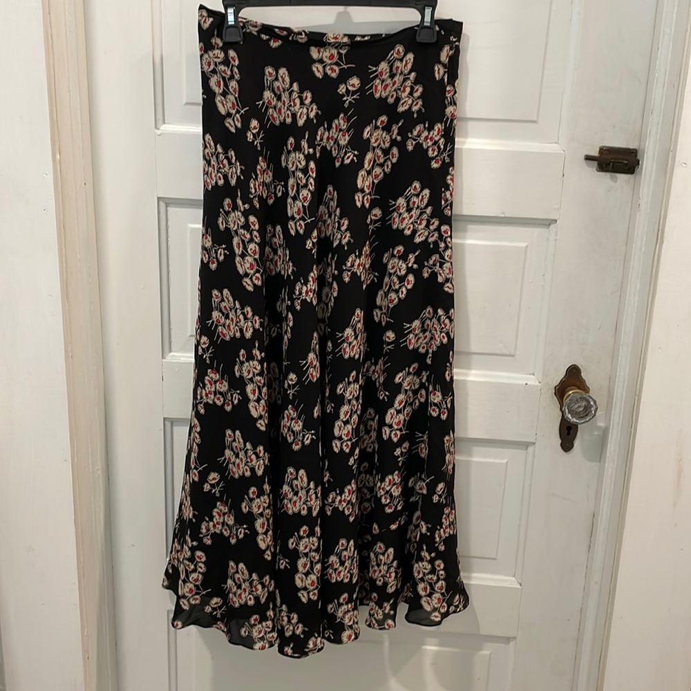 Size 6 Jones New York skirt. This skirt was gently, rarely worn.